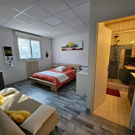 Logement Independant Chez L'Habitant Vouille  Exterior photo